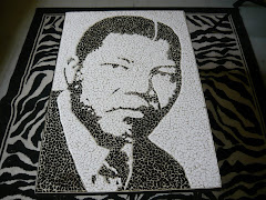O Mandela de sempre! Numa mesa de centro e em marmore, eis que nos aparece o retrato fiel do homem.