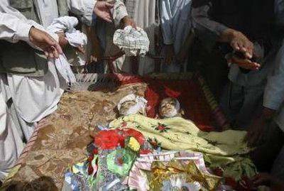 [two_dead_bodies_children.jpe]