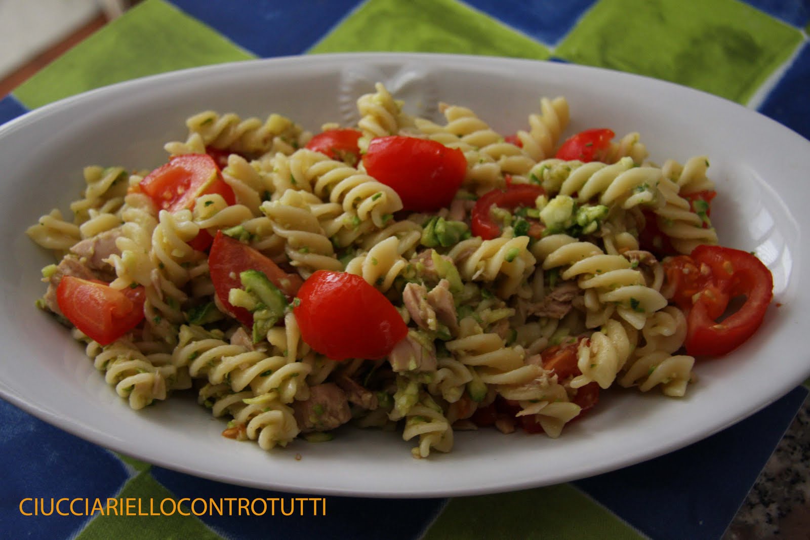 Una cocotte per due: fusilli con tonno, zucchine e pomodorini - pasta ...