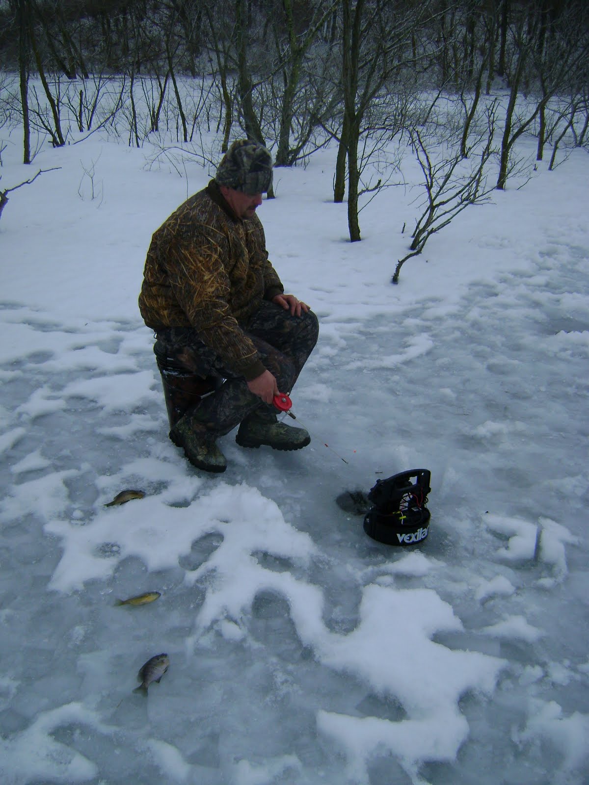 [ice+fishin+006.JPG]