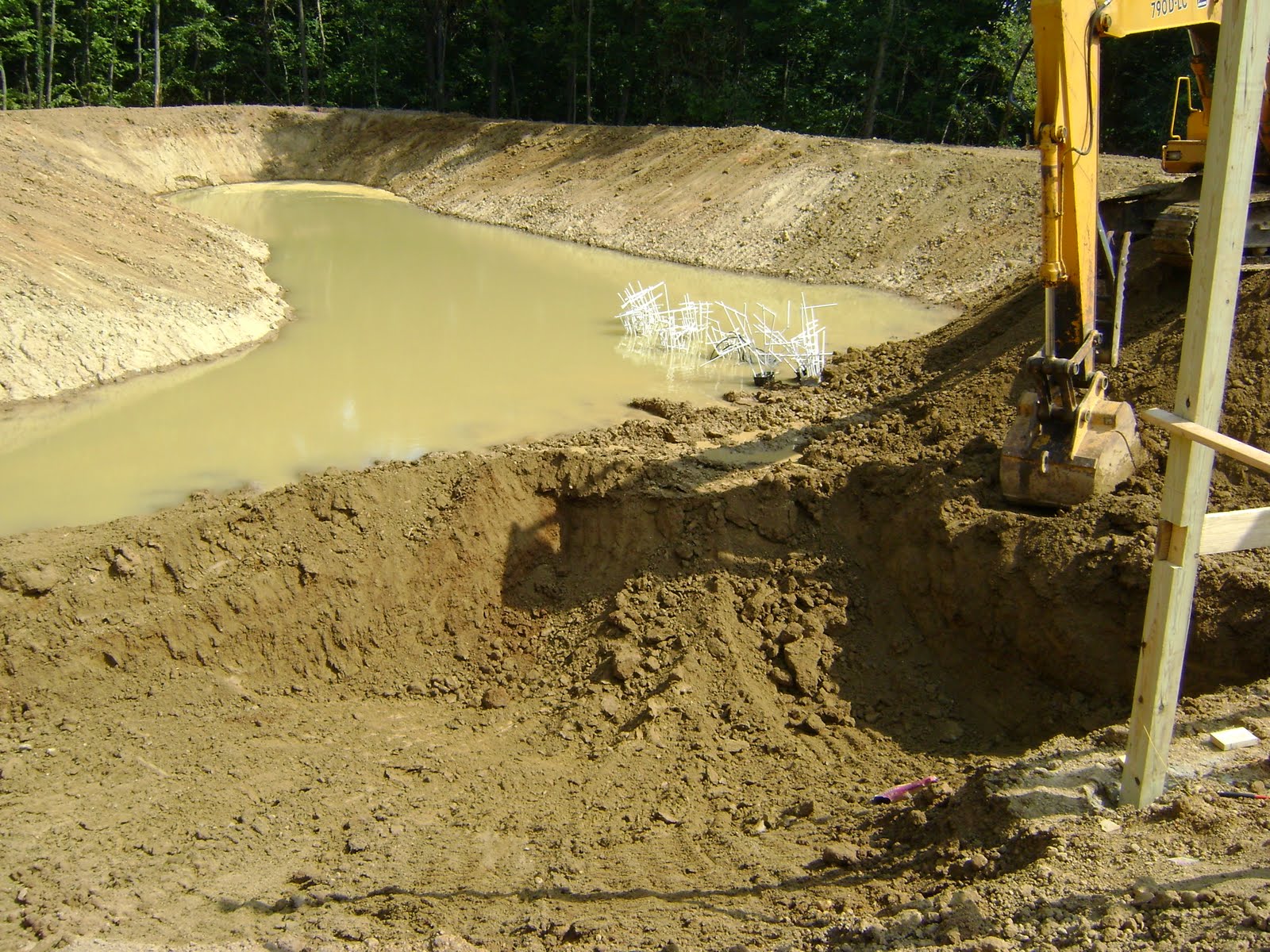 [pond+building+003.JPG]