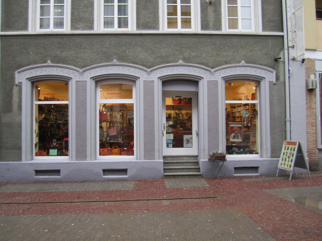 پیاده رو: (Weltladen)مغازه جهانی