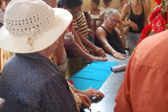Fiés visitam a sepultura de Frei Damião
