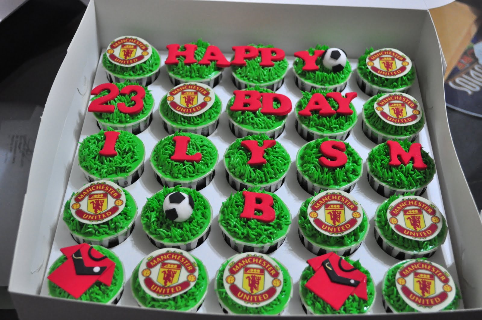 dari oven yang comel Manchester United cupcake