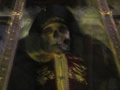 Face au coronavirus, l’évêque de Limoges brandit le crâne de saint Martial (Vidéo - 1 min) EphraimMakri01