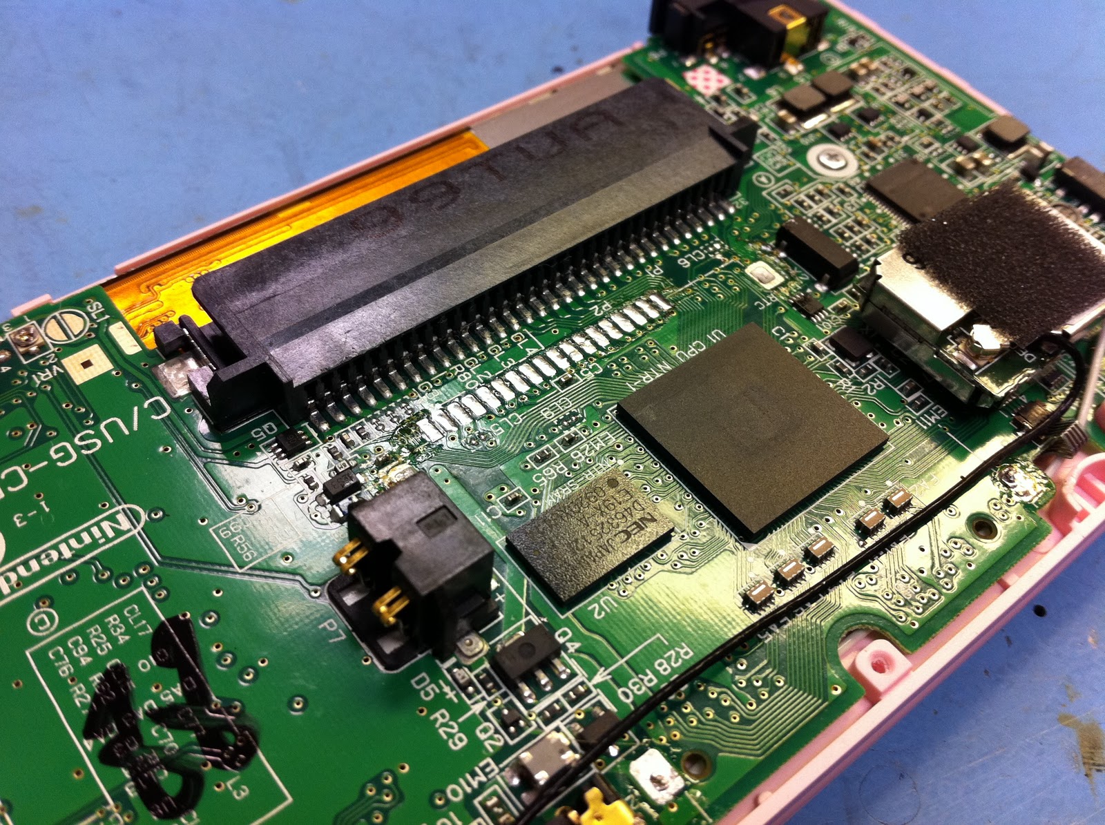 The Repair Blog Nintendo DS Lite game cartridge slot.