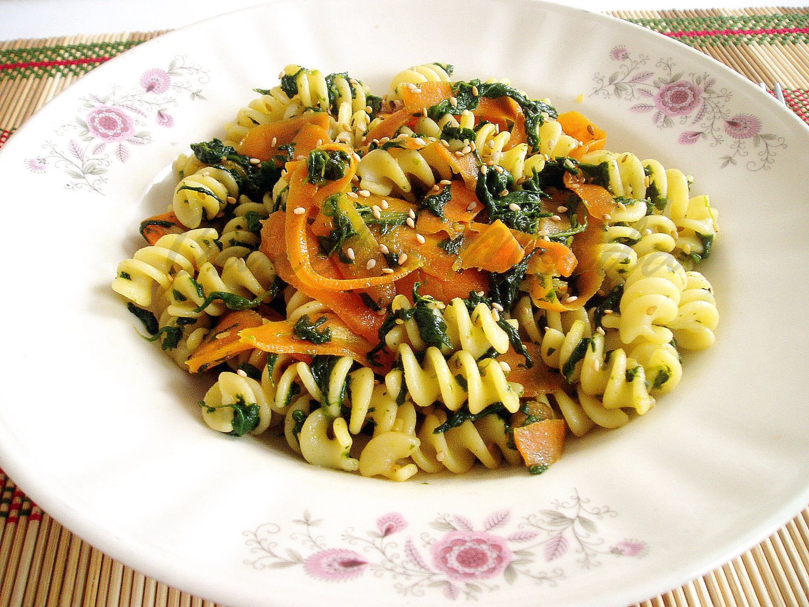 [Fusilli+com+cenoura+e+sésamoP.jpg]
