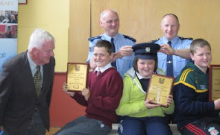 Cllr Christy Curtin  Garda Sergeants John Staunton and Declan O'Keeffe with children from the Reading Challenge Prize-Winning Schools