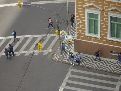 imagem aérea da Rua Siqueira Campos, próximo ao Mercado Público, em frente à Prefeitura de Porto Alegre
