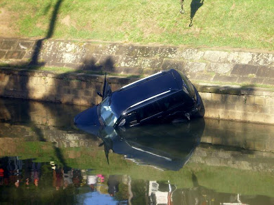 automóvel de Werner Schünemann cai no Arroio Dilúvio em Porto Alegre. Acidente na Avenida Ipiranga ocorreu nesta madrugada.