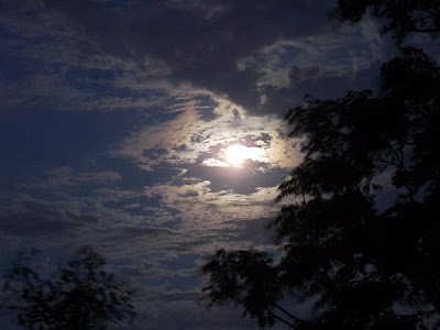 crepúsculo com luar na primavera em Porto Alegre