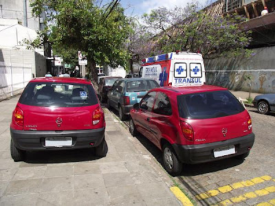 veículo estacionado em calçada devido à ocupação irregular em vagas de estacionamento para deficientes cadeirantes