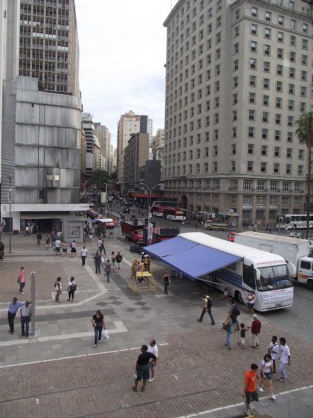 avenida borges de medeiros, no centro histórico de porto alegre, apresentando o Largo Glênio Peres, o edifício guaspari e o edifício da antiga companhia união de seguros s/a