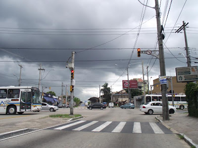 Imagem da Avenida Professor Oscar Pereira, trecho da Terceira Perimetral, em cruzamento com a Avenida Professor Oscar Pereira, em Porto Alegre, em uma tarde de verão abafada e nublada, pouco antes de um temporal