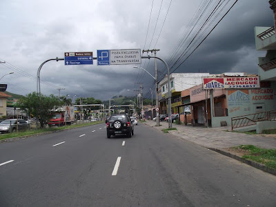 Fotografia mostrando a Avenida Professor Oscar Pereira, próxima à esquina com a Terceira Perimetral, em Porto Alegre, RS