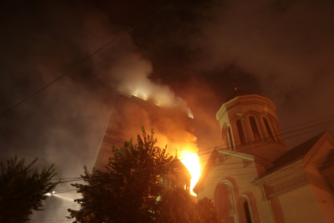 [IMG_7276_Incendiu+Armeneasca+Millenium+Nichitus.JPG]