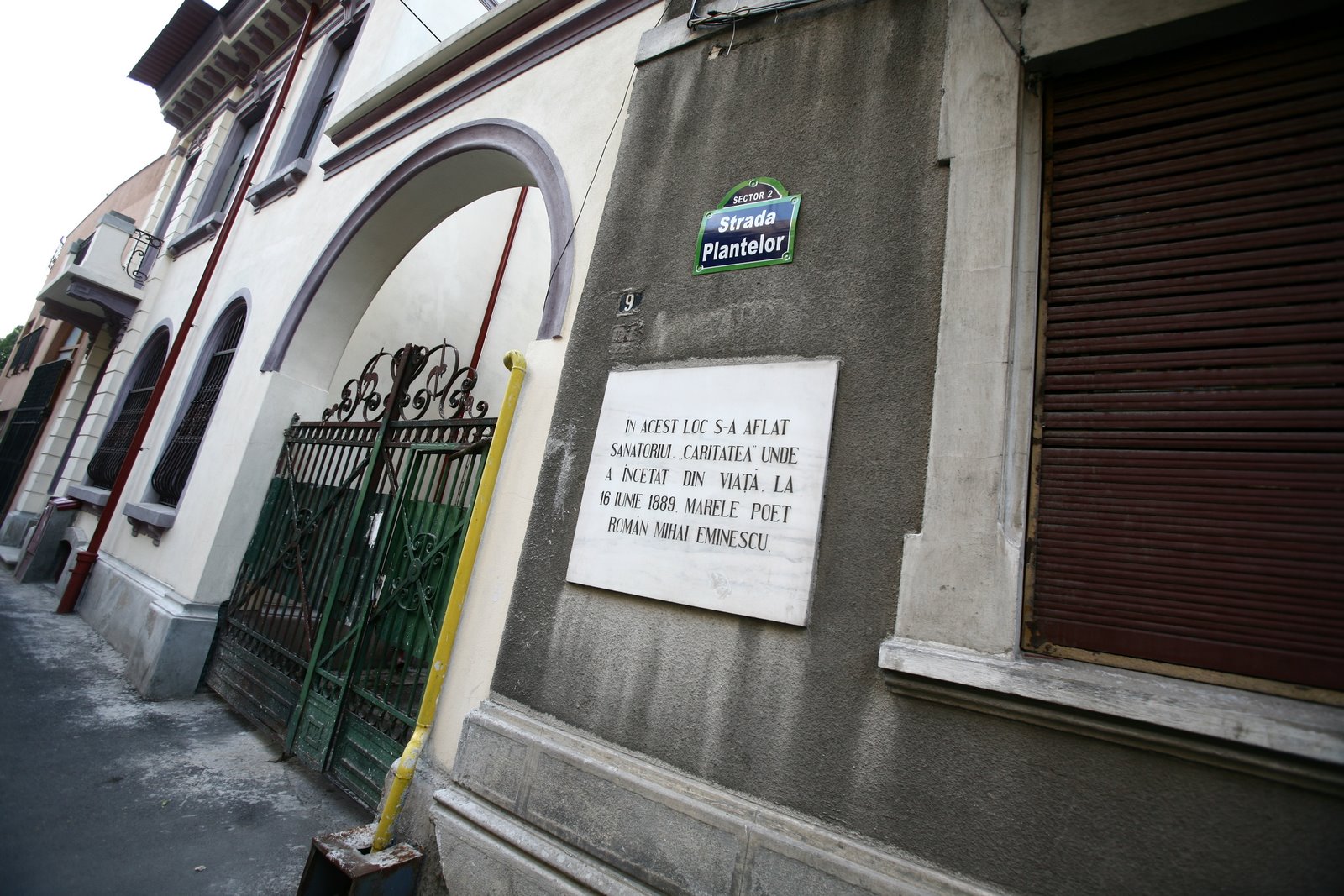 [Sanatoriul+Sutu+azi.JPG]