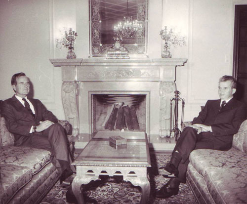 [1983_Intalnirea%20dintre%20Nicolae%20Ceausescu%20si%20vicepresedintele%20SUA,%20George%20Bush.jpg]