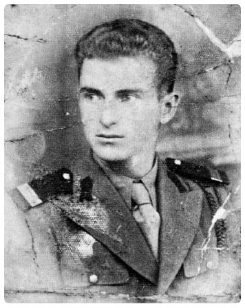 [Parintele+Arsenie+Papacioc+Militar+inainte+de+arestare.JPG]