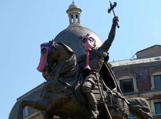 [Mihai+Viteazul+Profanat+de+Catavencu-KGB+si+Paleologu.JPG]