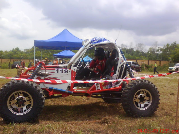 salah satu peserta dari Thailand ..dgn kenderaan 4 x 4 Buggy