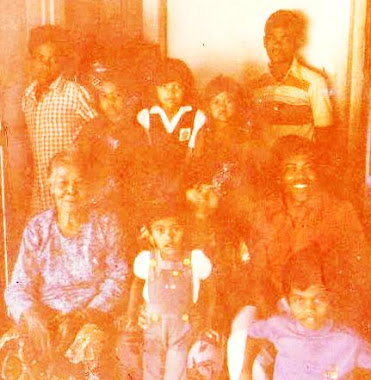 Semasa di Berek Hospital KK ( 1980 ) bersama Opah