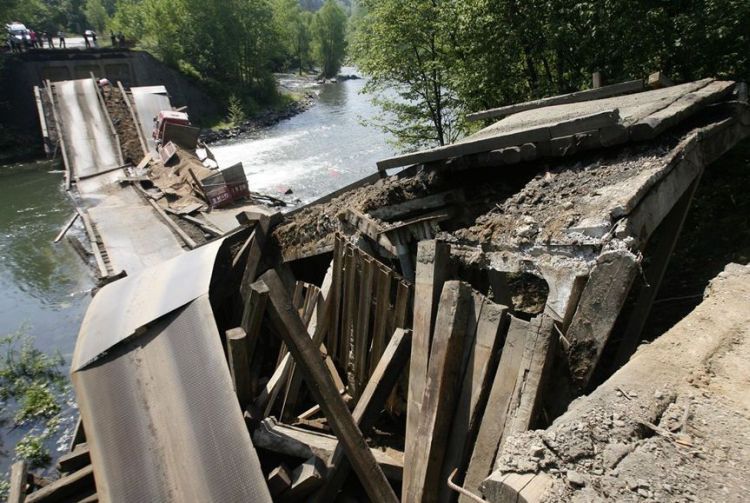 Разбитый мост. Сломанный мост. Плохие мосты в России. Мост сломался.