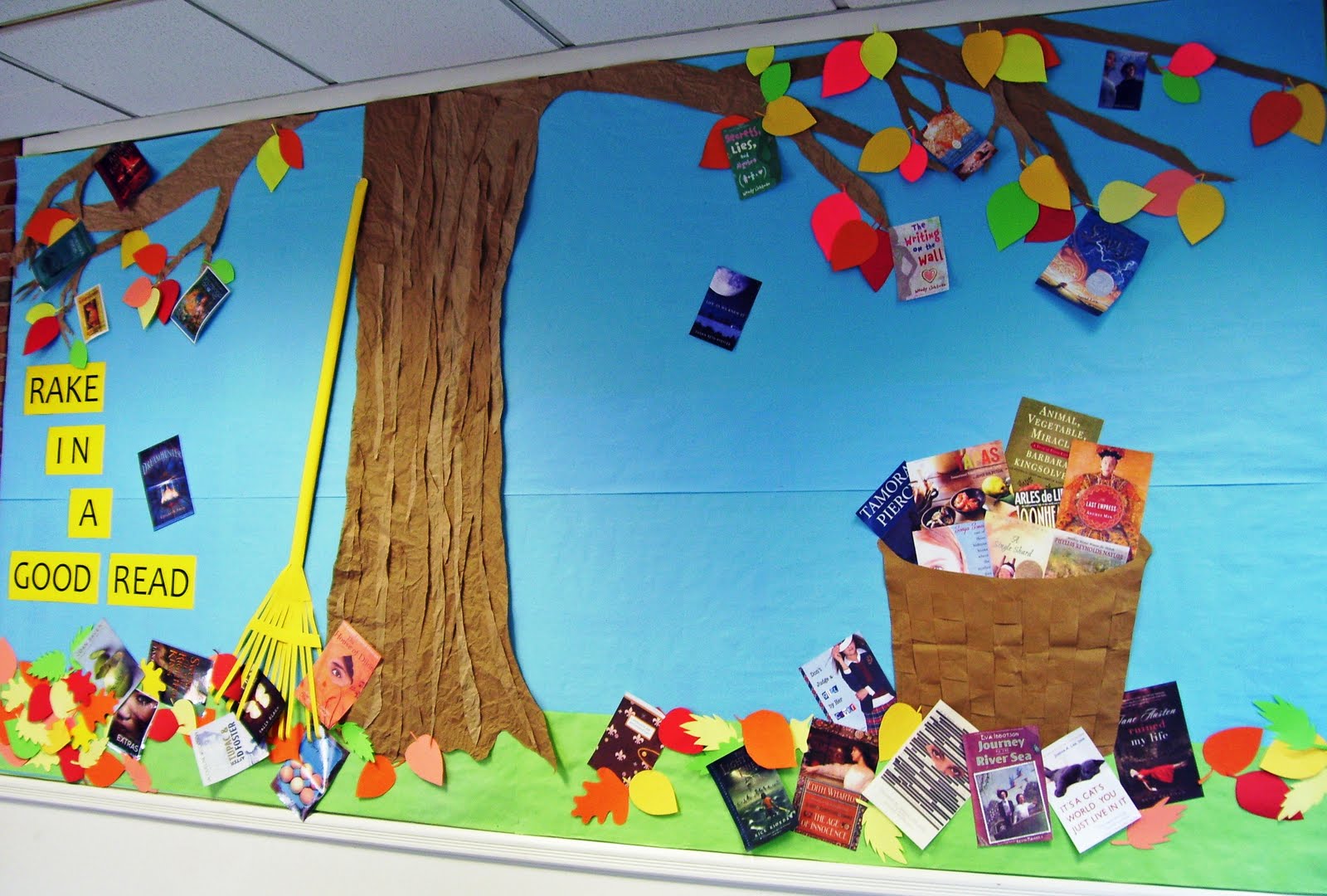Library Displays: Rake in a Good Read