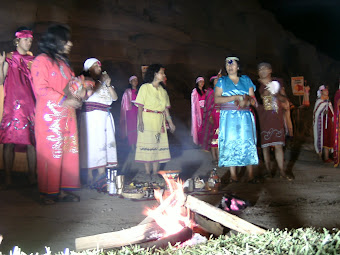 OFRENDA A LA PACHAMAMA DE LOS ASISTENTES AL III MANQU MARKA RAYMI. SIEMPRE CON EL FUEGO ETERNO.