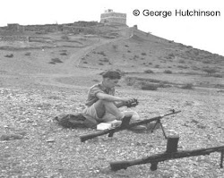 جندي بريطاني في حالة استرخاء بعد انها فترة حراسته على الحدود مع اليمن الشمالي 1960م