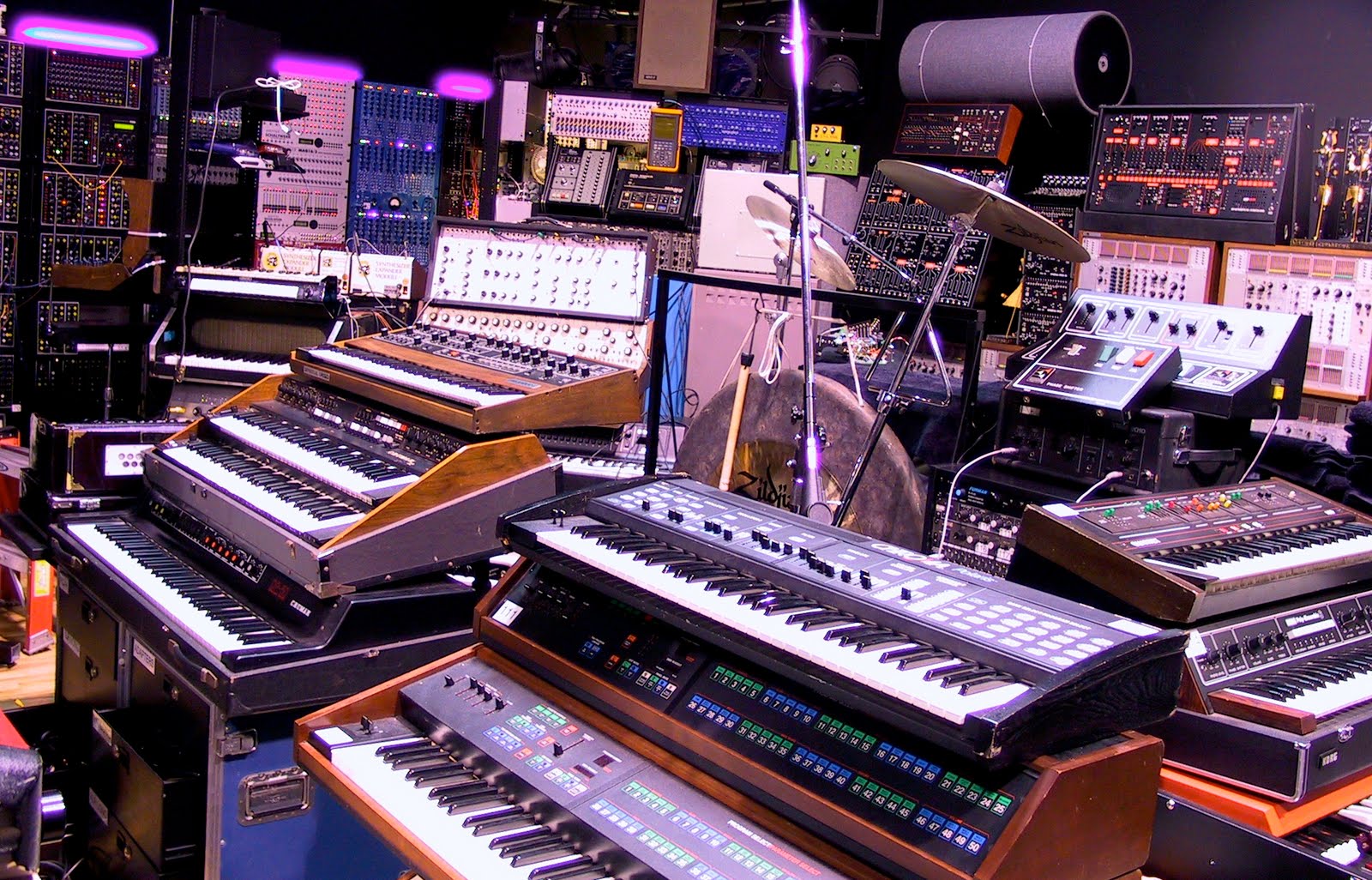 Примеры электронной музыки. Синтезатор. Музыкальный+синтезатор+электроника. Электронный музыкант. Музыка на синтезаторе.
