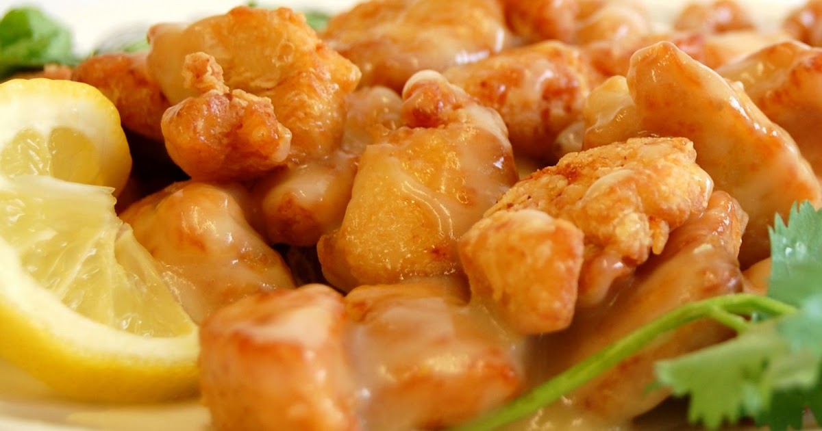 Чикен тоок. Chicken take. Хрустящая курица на тарелке. Крылышки в панировке. Горячие блюда.