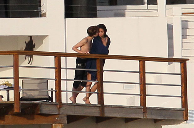 justin bieber and selena gomez kissing on the lips at the beach. Photo of Justin Bieber and