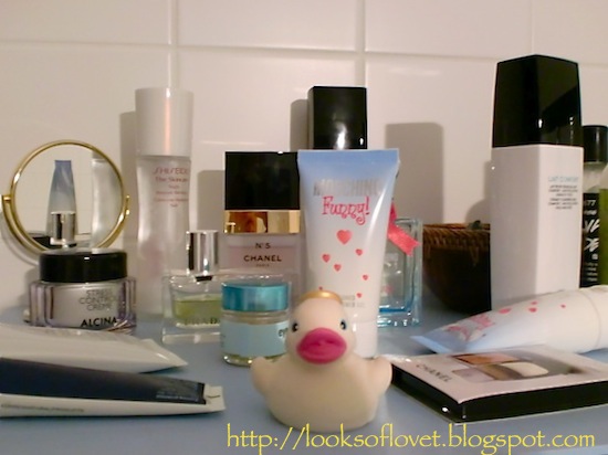 Blick -auf den Badezimmerschrank-in den Kleiderschrank-und Tag Fashion