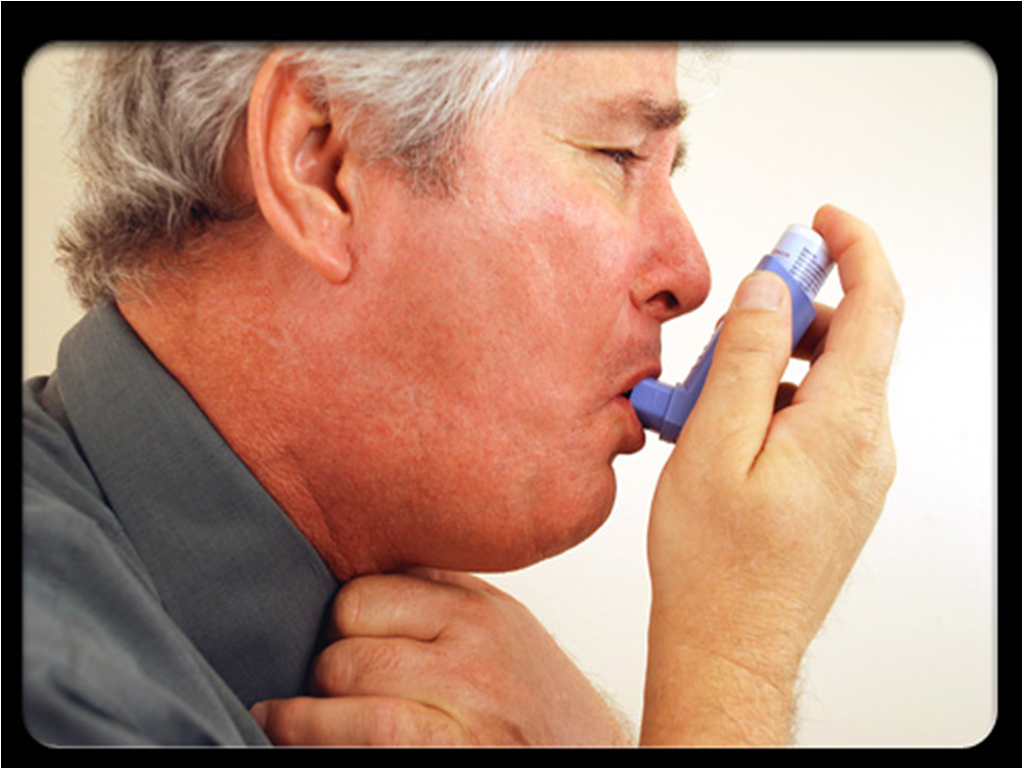 Человек с бронхиальной астмой. Пациент с астмой. Бронхиальная астма у мужчин. Астматический приступ.