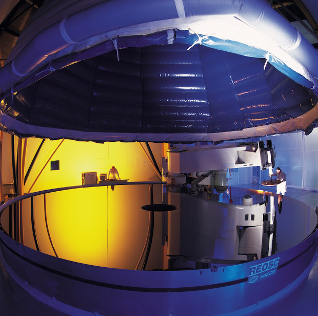 The 8.2-m Very Large Telescope main mirrors: near-perfect optics