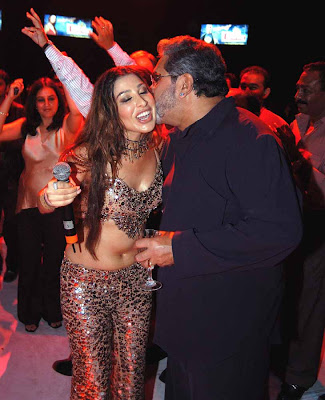 vijay-mallya-kissing-sophie.jpg