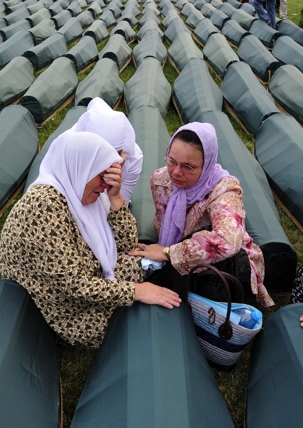 [Srebrenica+Genocide+Victims+Bosnian+Muslim+Women+Weep.jpg]