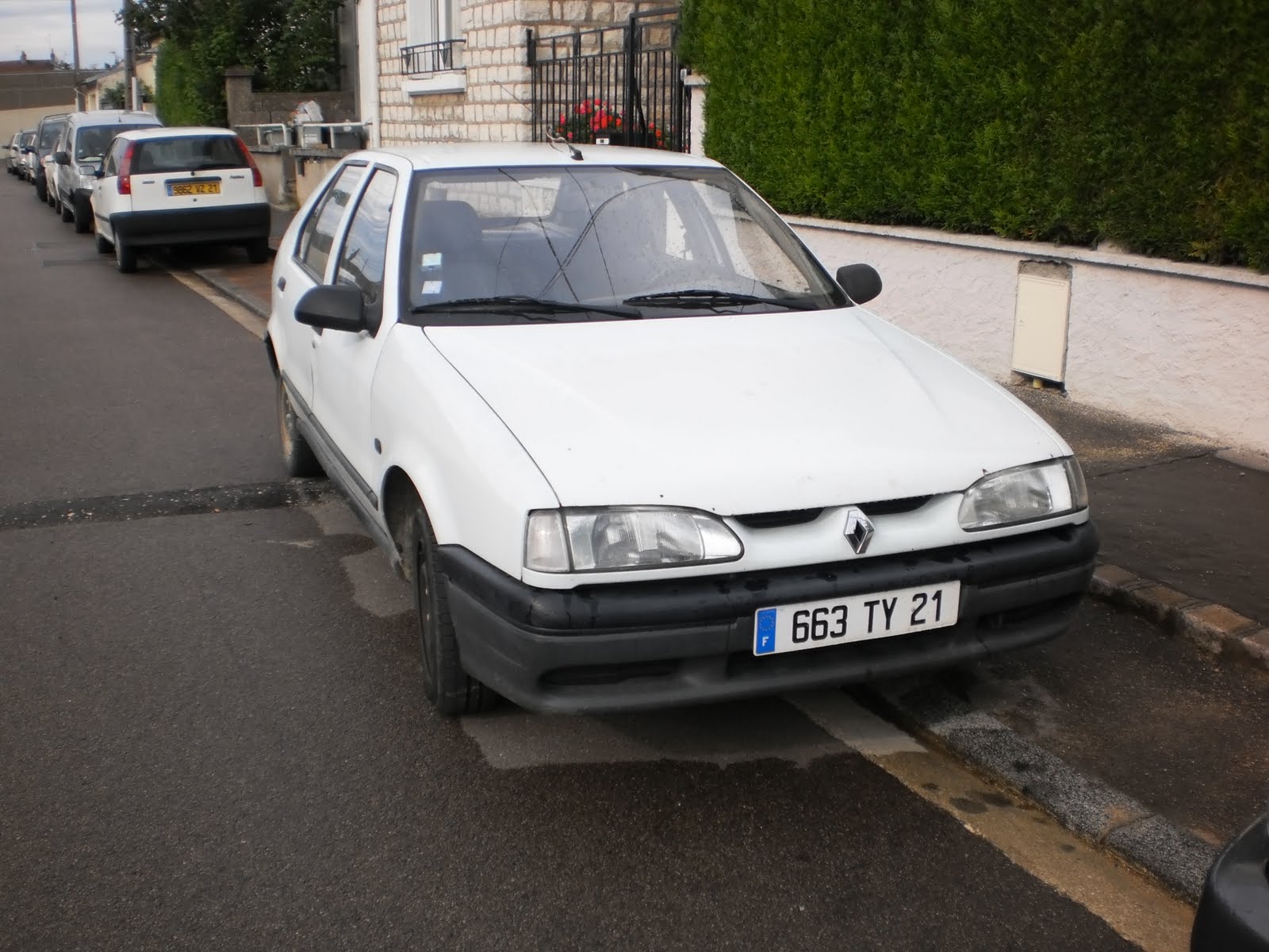 car-export-bader-dijon-renault-19-europa-blanche