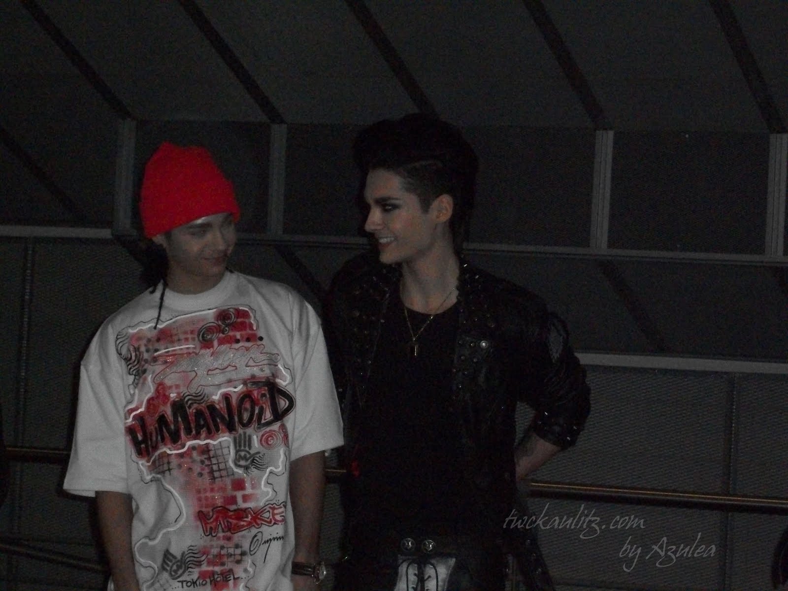 Билл каулитц zimmer 483. Билл и том каулитц. Том каулитц с фанаткой. Том каулитц без кепки. Том каулитц.