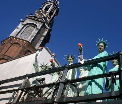 Statues of Liberty by Munttoren