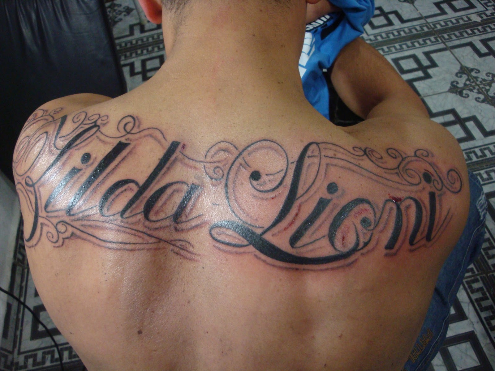 J.Thony Tattoo: Nome nas costas