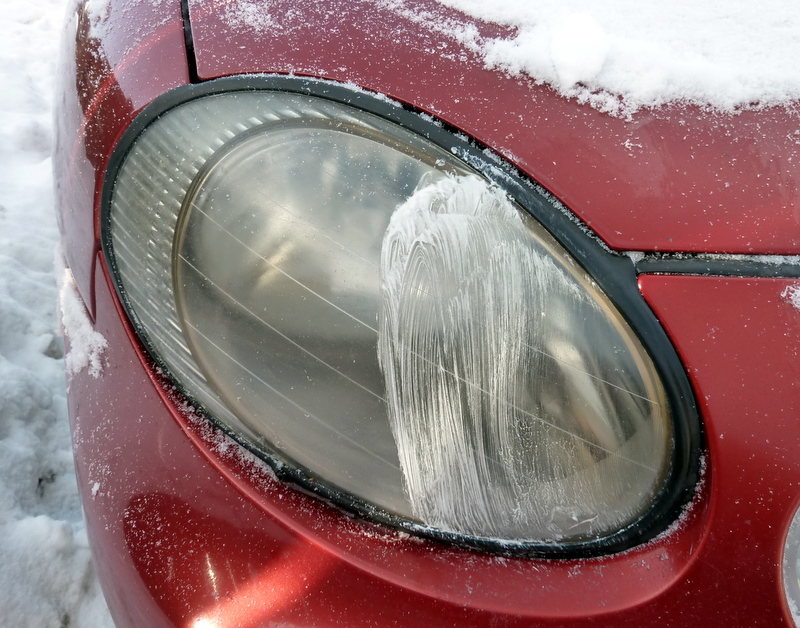 How to clean your vehicle's headlights Use toothpaste Tutorial Geek