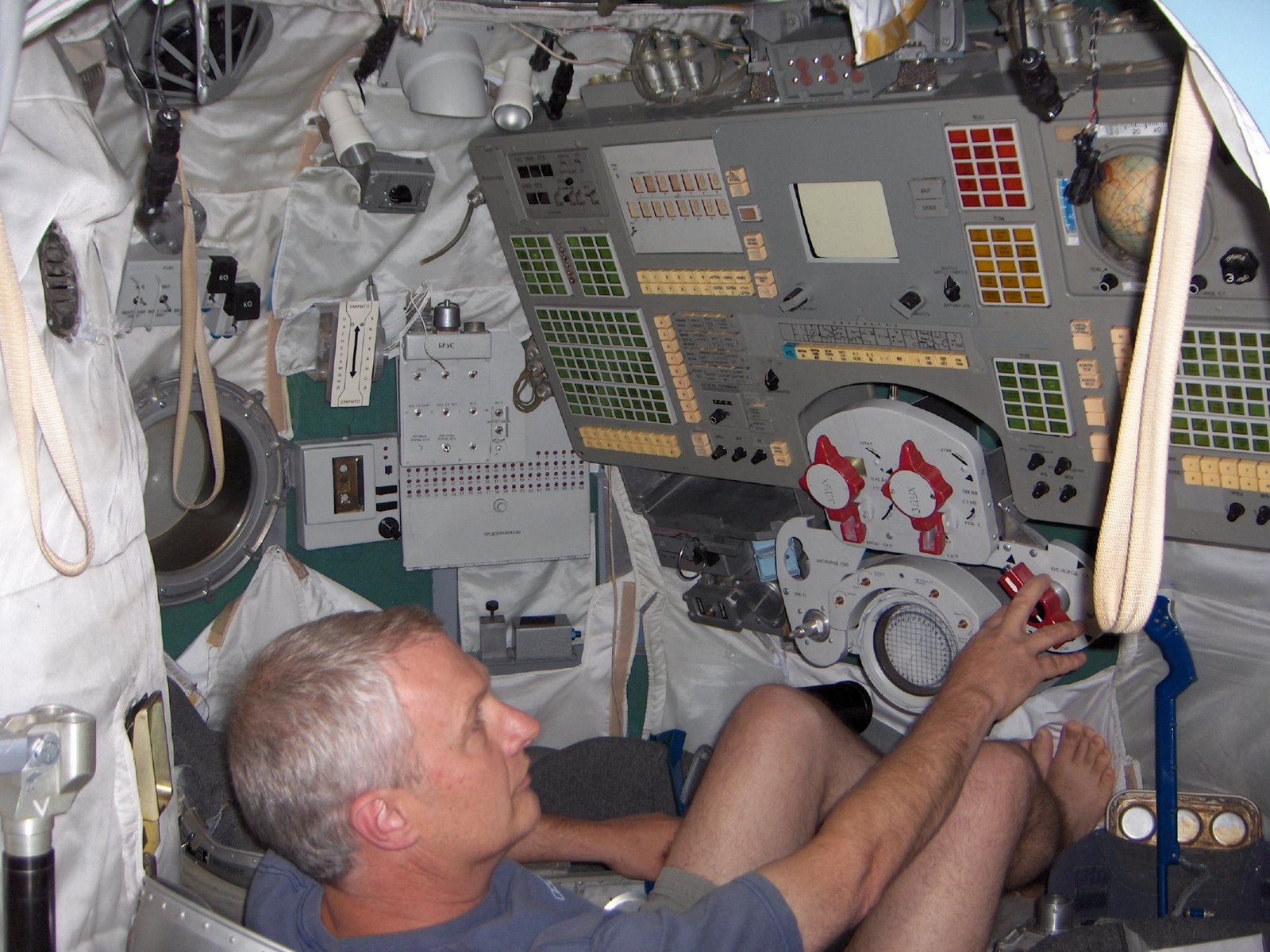 [inside+Apollo+capsule.JPG]