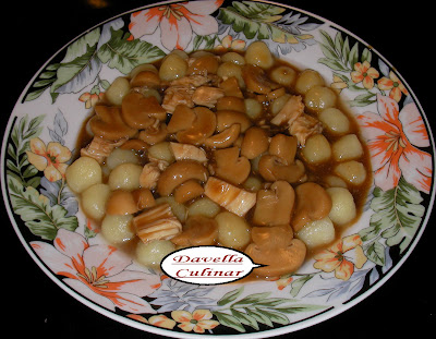 Gnocchi de cartofi cu ciuperci, pui si sos cu 3 tipuri de piper/Gnocchi de pommes de terre avec des champignons, le poulet avec la sauce aux 3 poivres