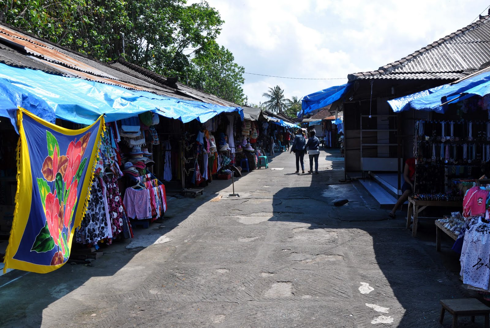 Bali 2010 - Shopping at Tanah Lot