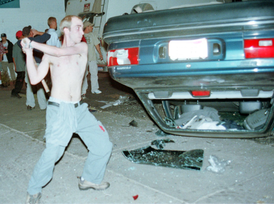 [LG.riot_beatCar.JPG]