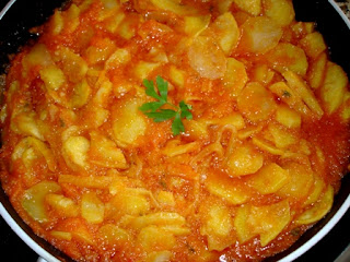 Cazuela de patatas fritas con salsa de tomate