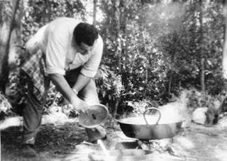 Solano Salido, avivando el fuego del perol.