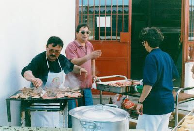 Rafael Rubio y Diego, preparando una chuletada